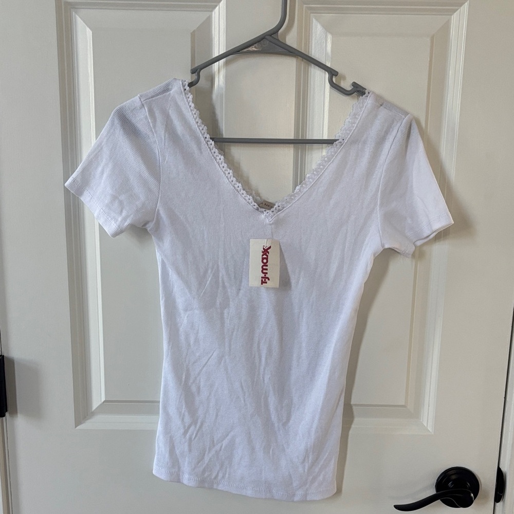 Active Basic White Lace V-Neck Tee